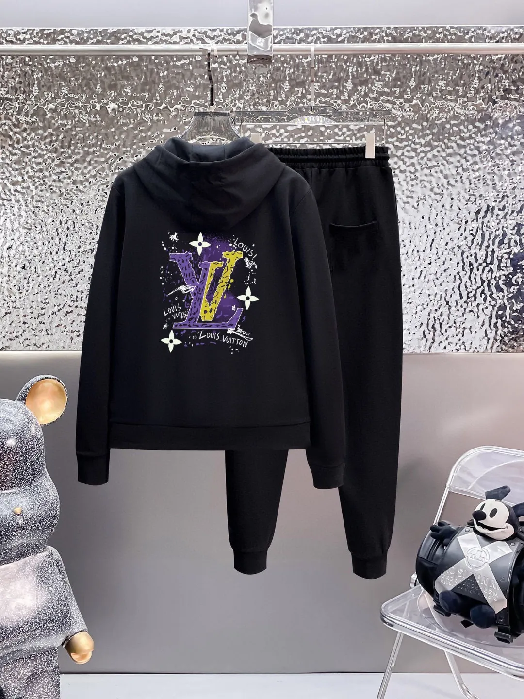 🅿️420 [LV Louis Vuitton] (Fat Man Gospel) hot-selling suit is coming. Focus on the original version of the official website. 2025 new hot-selling cardigan sweater suit. The original order is the best. 🇭🇰The meticulous work of top designers is dedicated to a fitting and perfect upper body effect. All-natural high-quality Roman cotton 100%, close-fitting comfort, noble and elegant! Original hardware embodies elegance and nobility! Counter size: M-5XL (maximum wear up to 220 pounds)